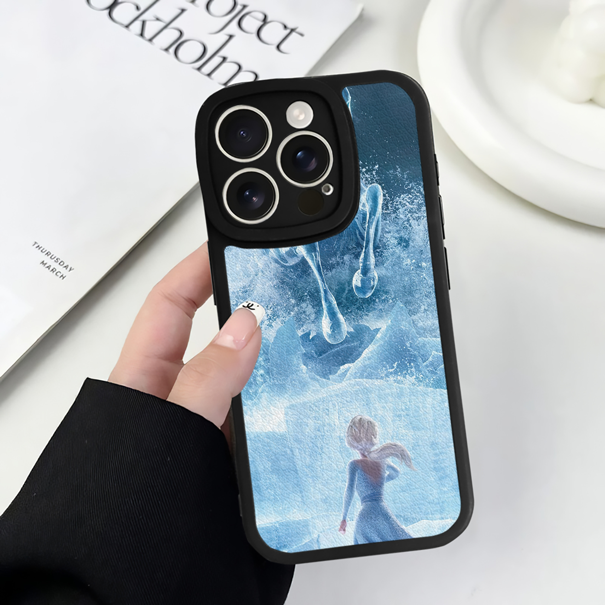 （画像用） アナと雪の女王 アンナ エルサ Frozen Anna Elsa 【iPhone 16シリーズ対応】シリコンスマホケース（レザー調） 材質：シリコン